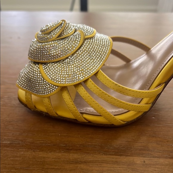 Gold and Yellow Stiletto Heels with Slingback Strap - Picture 3 of 9